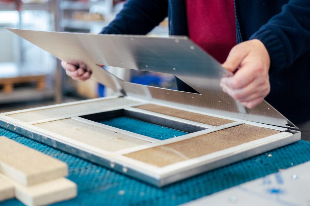 Mitarbeiter von Witzel Vacupress bei der Arbeit an einem Werkstück