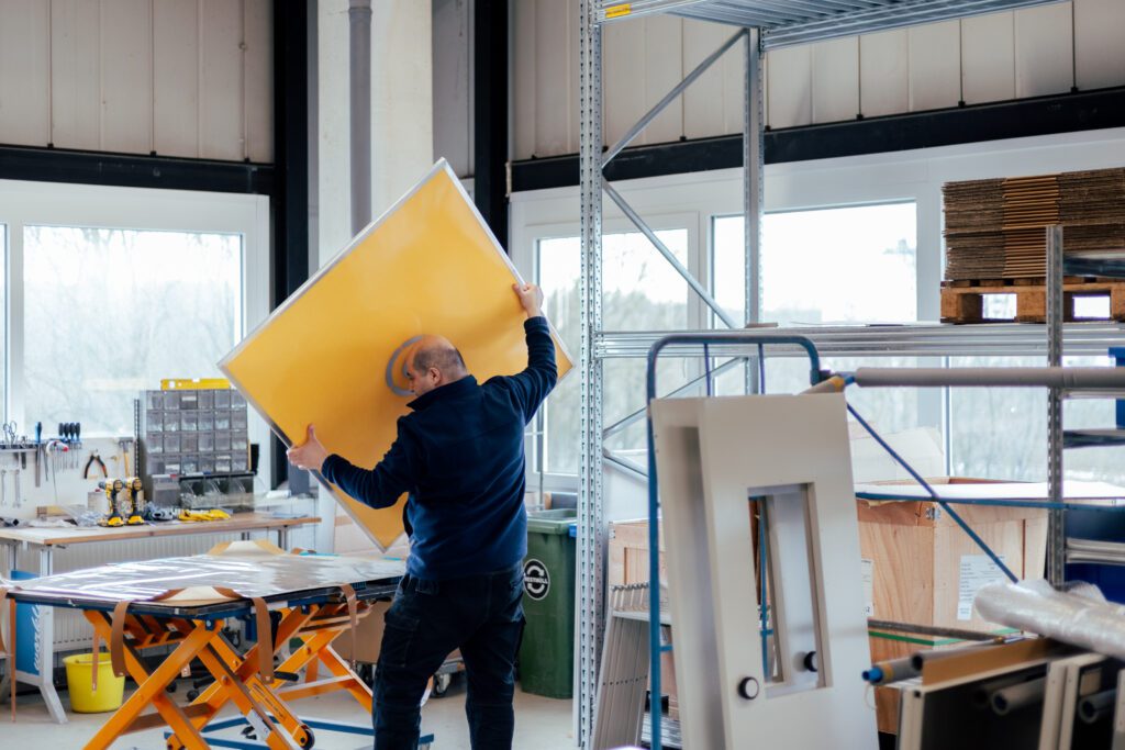 Mitarbeiter trägt eine Platte bei Witzel Vacupress