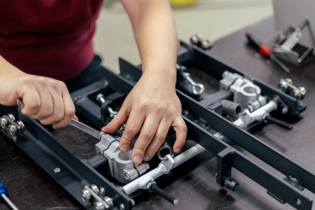 Mitarbeiter arbeitet an einem Werkstück in der Werkstatt bei Witzel Vacupress