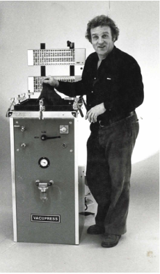 Schwarz-Weiß-Aufnahme von Peter Witzel 1978 neben dem Apparatebau Vacupress